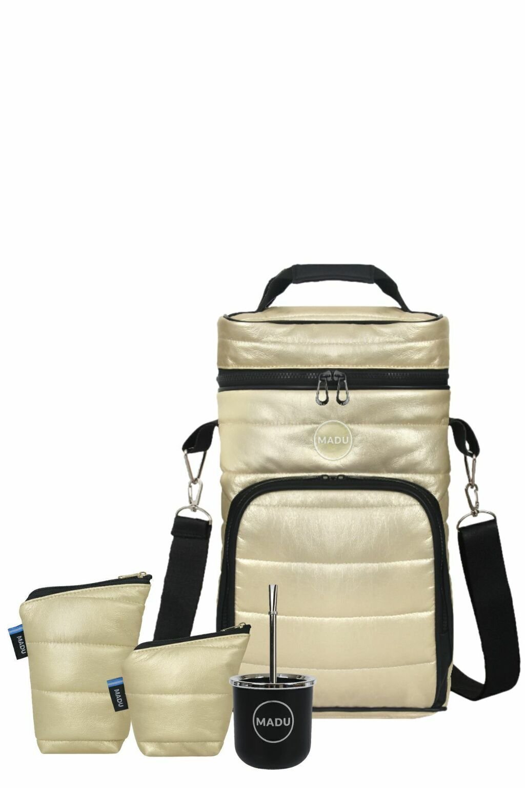 Estuche de mate en ecocuero color dorado, incluye dos bolsos y un mate con bombilla, marca Madu.