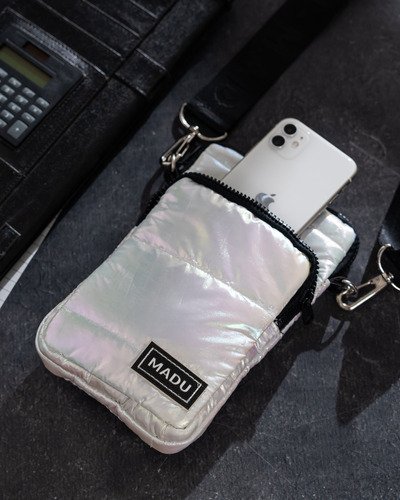 Bandolera Matelasse Porta Celular Unisex Dos Cierres Madu