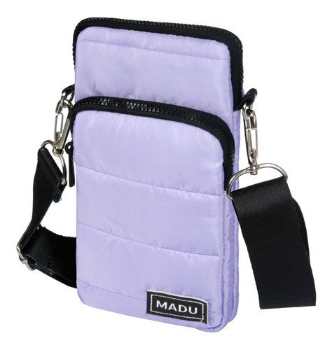 Bandolera matelassé en color lavanda con dos cierres, ideal para llevar un celular y otros accesorios.