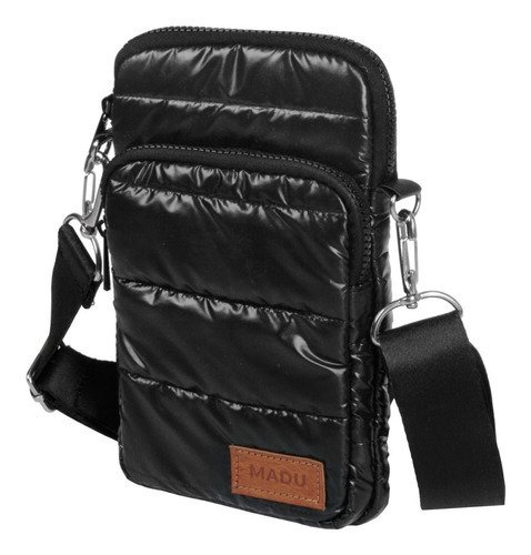 Bandolera matelasse negra con dos cierres y detalle de parche marrón con logo Madu, diseñada para llevar celular, con correa ajustable unisex