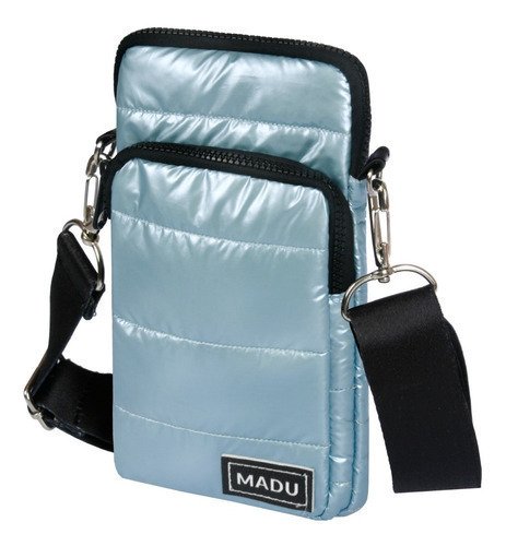Bandolera porta celular unisex color celeste con acabado matelasse y dos cierres, correa negra ajustable