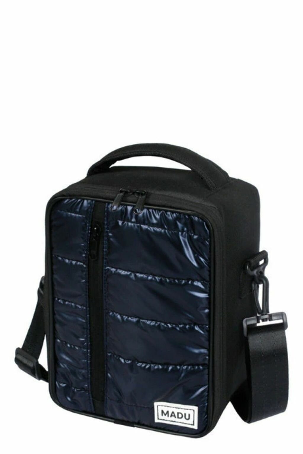 Lunchera térmica impermeable color negro con frente acolchonado y cierre vertical, bolso premium marca Madu con asa superior y correa ajustable.