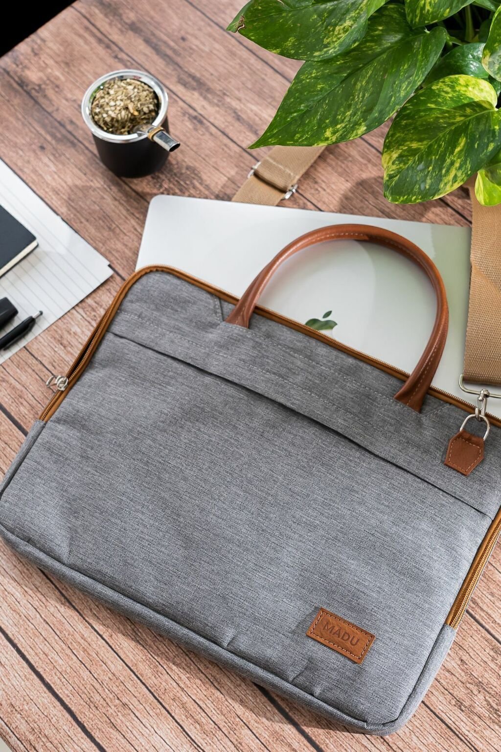 Maletín portátil gris para notebook de 15.6 pulgadas, con organizador y material impermeable.