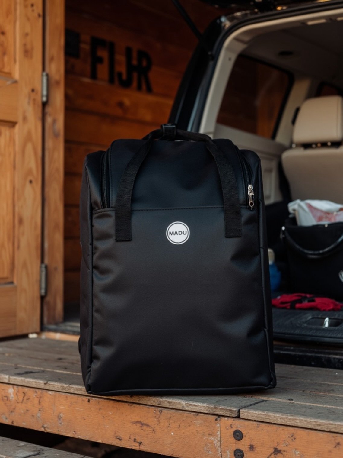Mochila matera Patagonia Madu negra impermeable con porta notebook